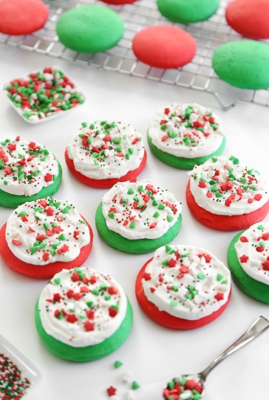 Süße Butterplätzchen zu Weihnachten backen und dekorieren kekse in grün und rot lebensmittelfarbe