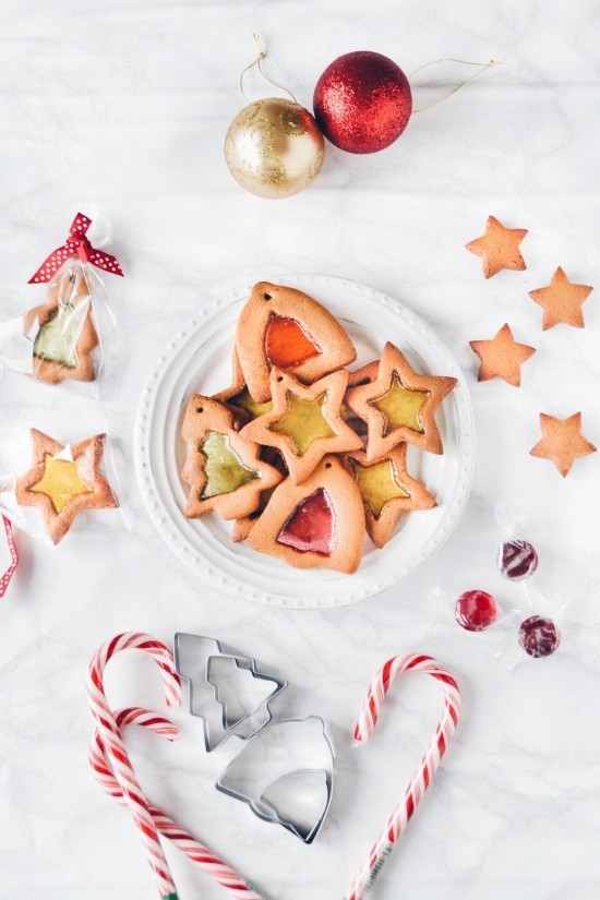 Süße Butterplätzchen zu Weihnachten backen und dekorieren kekse mit buntglas optik bonbons