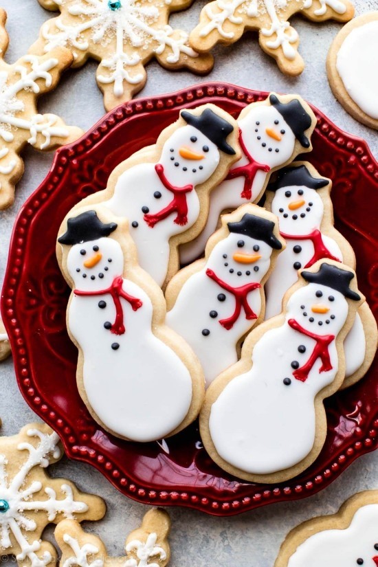 Süße Butterplätzchen zu Weihnachten backen und dekorieren kekse wie schneeflocken und schneemänner