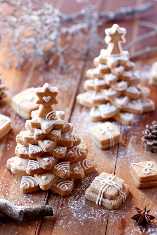 Süße Butterplätzchen zu Weihnachten backen und dekorieren kekse wie tannenbäume aus sternen