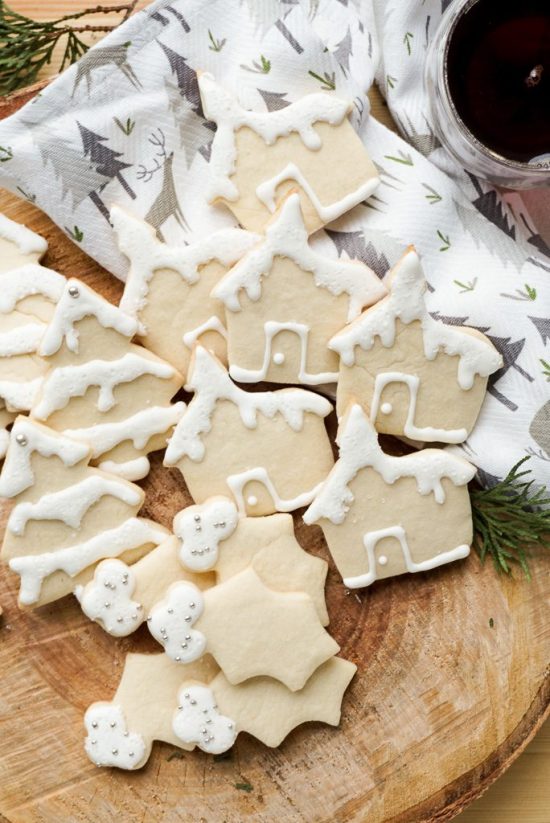 Süße Butterplätzchen zu Weihnachten backen und dekorieren mini weihnachtsdorf aus keksen