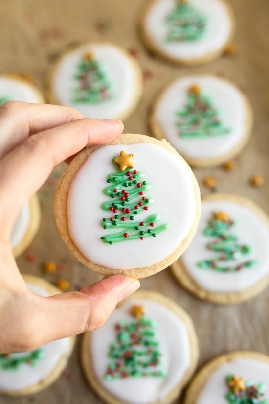 Süße Butterplätzchen zu Weihnachten backen und dekorieren minimalistische christbäume malen konfetti