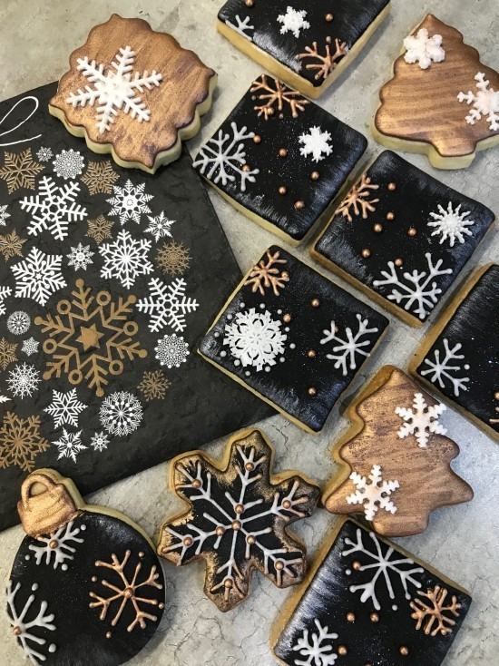 Süße Butterplätzchen zu Weihnachten backen und dekorieren modern schick in schwarz weiß und gold