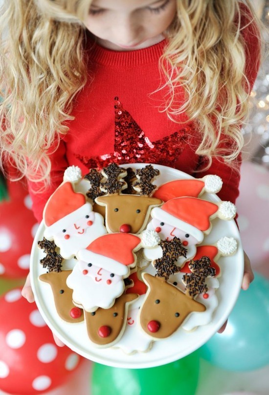 Süße Butterplätzchen zu Weihnachten backen und dekorieren mädchen mit teller und kekse