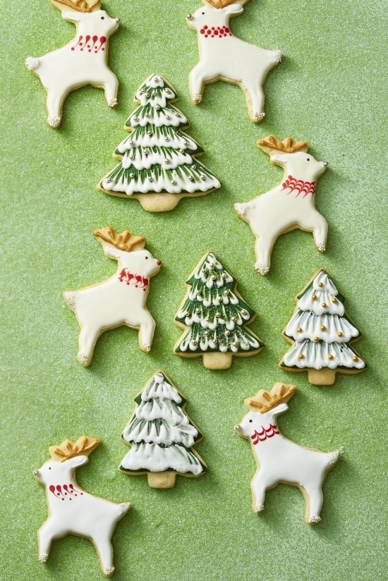 Süße Butterplätzchen zu Weihnachten backen und dekorieren niedliche rentiere weiß tannenbäume schnee
