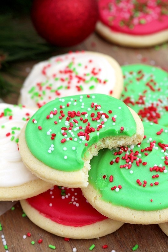 Süße Butterplätzchen zu Weihnachten backen und dekorieren rot und grün trendfarben festlich