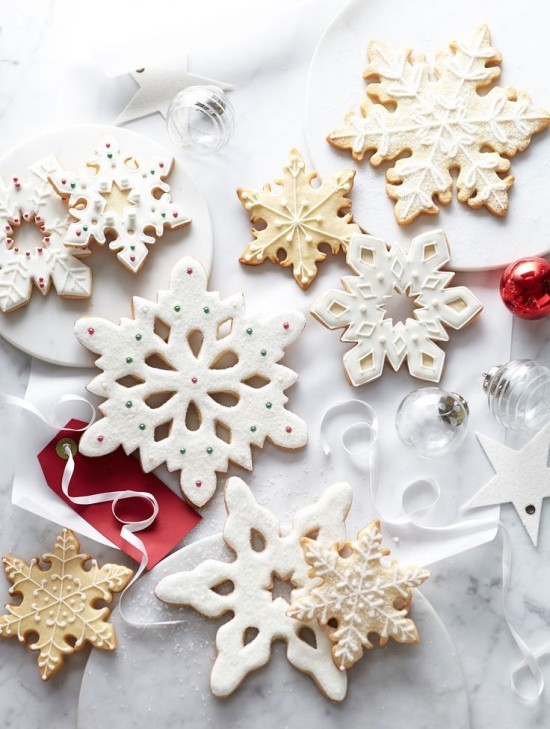 Süße Butterplätzchen zu Weihnachten backen und dekorieren schneeflocken realistisch lecker weiß und gold
