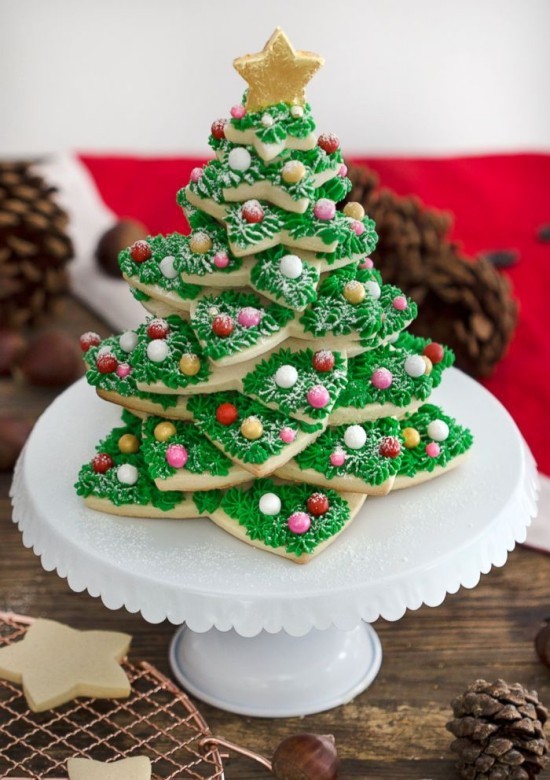 Süße Butterplätzchen zu Weihnachten backen und dekorieren tannenbaum aus gestapelten sternen