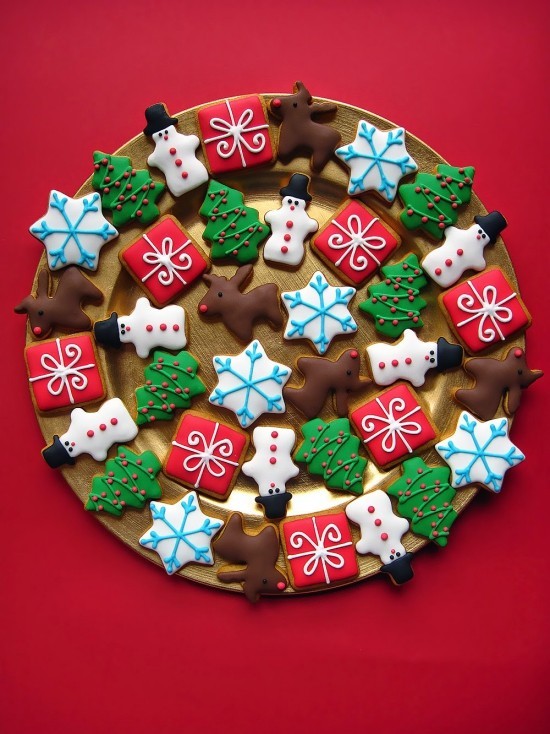Süße Butterplätzchen zu Weihnachten backen und dekorieren unterschiedliche designs motive festlich