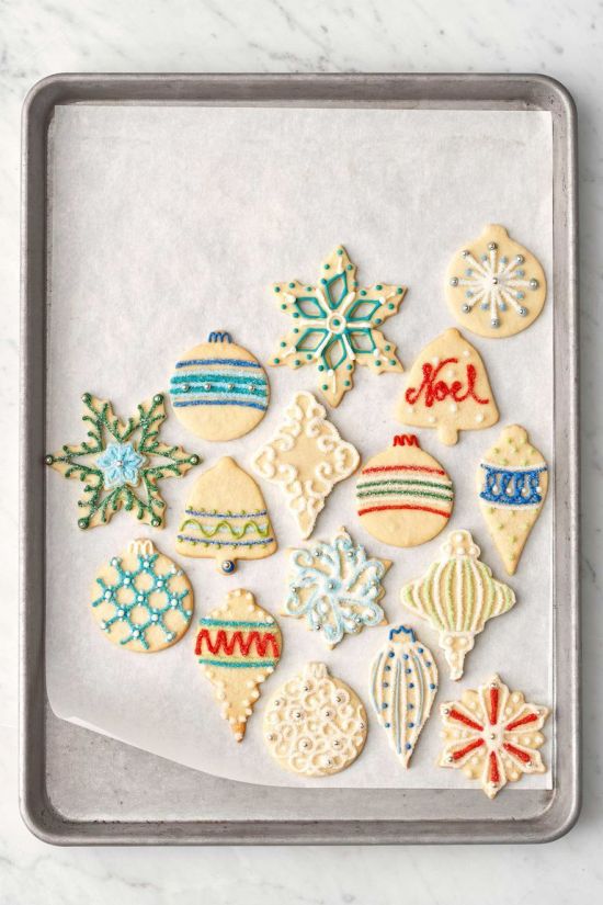 Süße Butterplätzchen zu Weihnachten backen und dekorieren unterschiedliche designs ornamente backblech