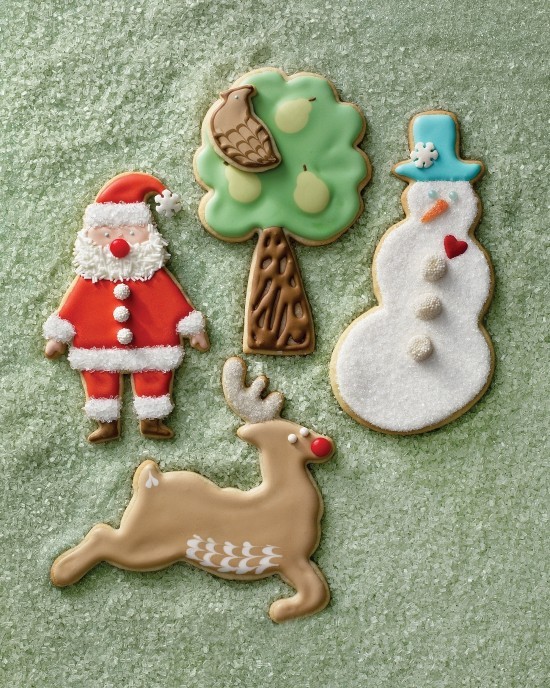 Süße Butterplätzchen zu Weihnachten backen und dekorieren unterschiedliche festliche designs niedlich