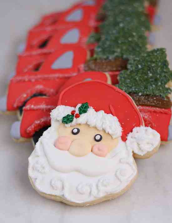 Süße Butterplätzchen zu Weihnachten backen und dekorieren weihnachtsmann nikolaus klassisches design