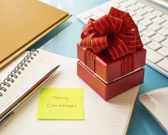 25 durchdachte und günstige Weihnachtsgeschenke für Mitarbeiter kleines geschenk mit notiz weihnachten