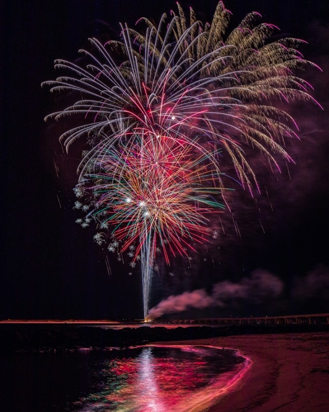 Feuerwerk fotografieren – So schnappen Sie die besten Silvesterfotos feuerwerke bunt über meer küste