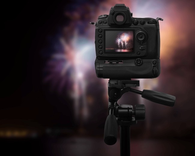 Feuerwerk fotografieren – So schnappen Sie die besten Silvesterfotos kamera auf stativ schießt feuerwerk