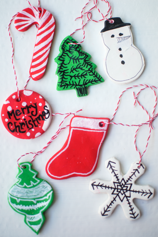 Kreative und praktische Weihnachtsgeschenke basteln mit Kindern ornamente aus ton christbaum bunt