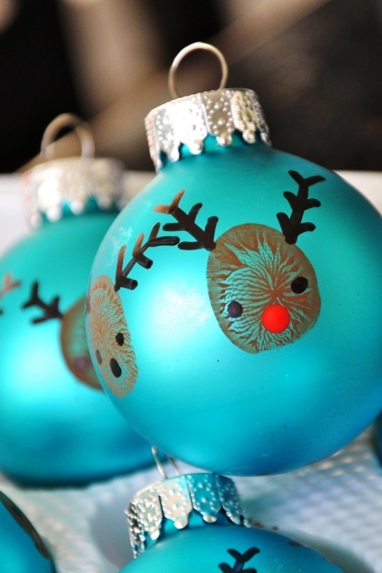 Kreative und praktische Weihnachtsgeschenke basteln mit Kindern ornamente blau mit rentieren niedlich
