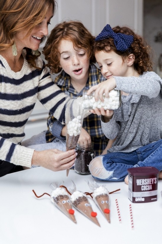 Kreative und praktische Weihnachtsgeschenke basteln mit Kindern rentiere heiße schokolade teamwork