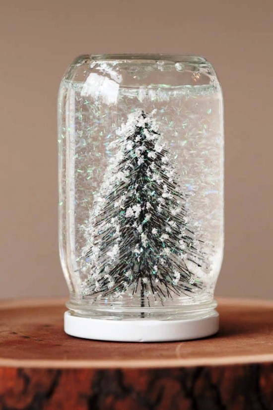 Kreative und praktische Weihnachtsgeschenke basteln mit Kindern schneekugel mit tannenbaum