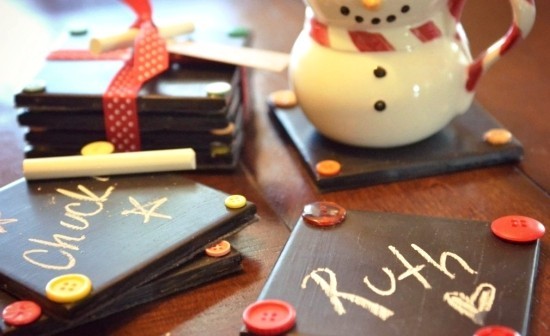 Kreative und praktische Weihnachtsgeschenke basteln mit Kindern untersetzer aus schwarztafel