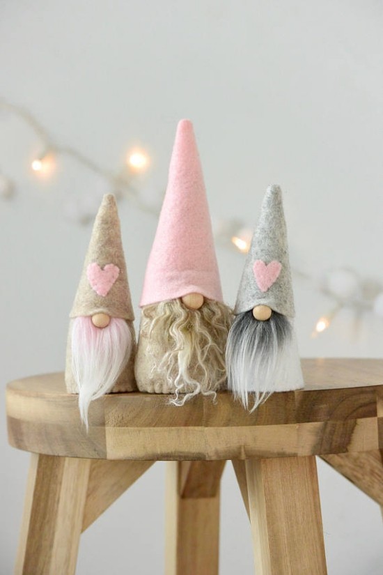 Lieblicher Wichtel basteln zu Weihnachten - Anleitung und Ideen niedliche wichteln in rosa und grau