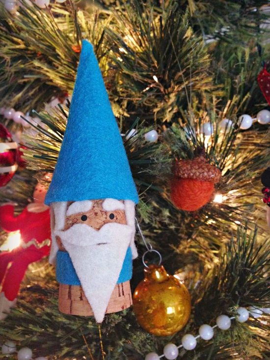 Lieblicher Wichtel basteln zu Weihnachten - Anleitung und Ideen wichtel blau als weihnachtsbaum ornament