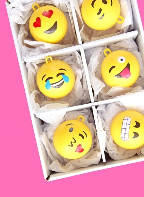 Pfiffige und liebliche Weihnachtsgeschenke basteln für Erwachsene emoji ornamente gelb gesichter diy