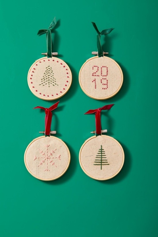 Pfiffige und liebliche Weihnachtsgeschenke basteln für Erwachsene ornamente mit schrift einbrodiert