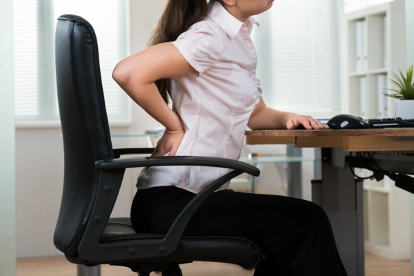 mangelnde ergonomie am arbeitsplatz verursacht rückenschmerzen