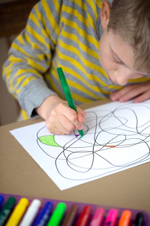 Basteln mit Kindern und warum das so wichtig für ihre Entwicklung ist junge zeichnet und kritzelt