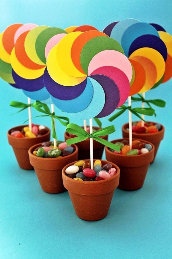 Basteln mit Kindern zum Frühling - 40 kreative Ideen und Anleitung bunte regenbogen blumen in töpfe
