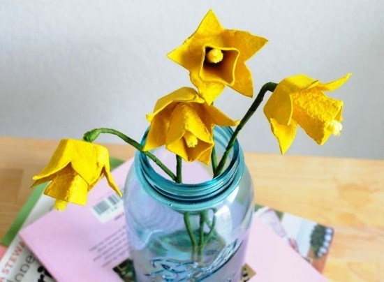 Basteln mit Kindern zum Frühling - 40 kreative Ideen und Anleitung gelbe blumen aus eierkarton