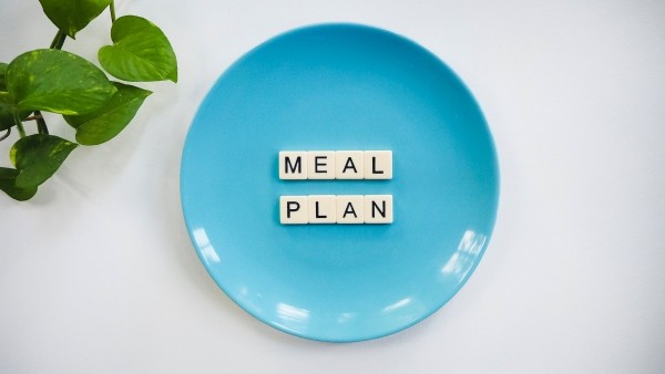 Gesunder Ernährungsplan – Gute Figur und Laune mit diesen Tipps und Tricks mahrzeiten wochen plan blauer teller