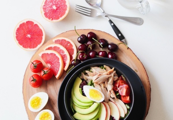 Gesunder Ernährungsplan – Gute Figur und Laune mit diesen Tipps und Tricks salat mit hähnchen und obst