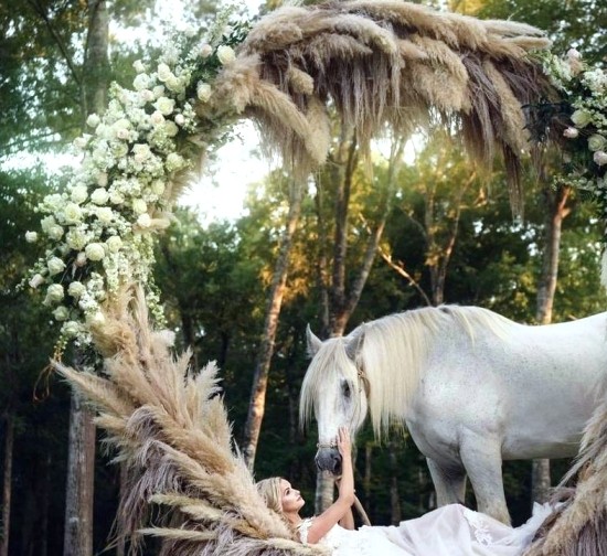 Pampasgras Deko richtig zu Hause in Szene setzen ziergras hochzeit deko weißes pferd