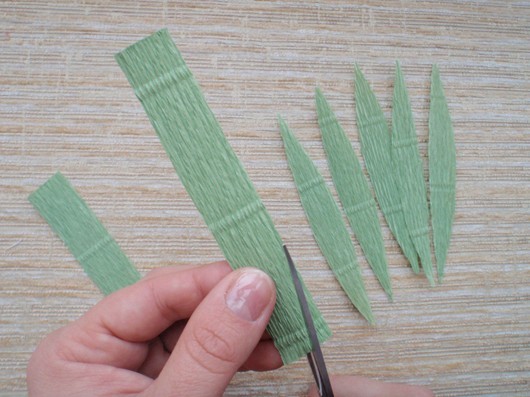 Schneeglöckchen basteln aus Krepppapier – Anleitung und Ideen blätter bilden
