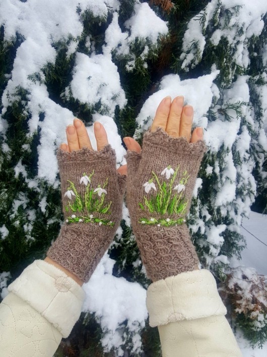 Schneeglöckchen basteln aus Krepppapier – Anleitung und Ideen handschuhe winter mit blumen stricken