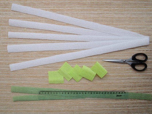 Schneeglöckchen basteln aus Krepppapier – Anleitung und Ideen papier ausgeschnitten