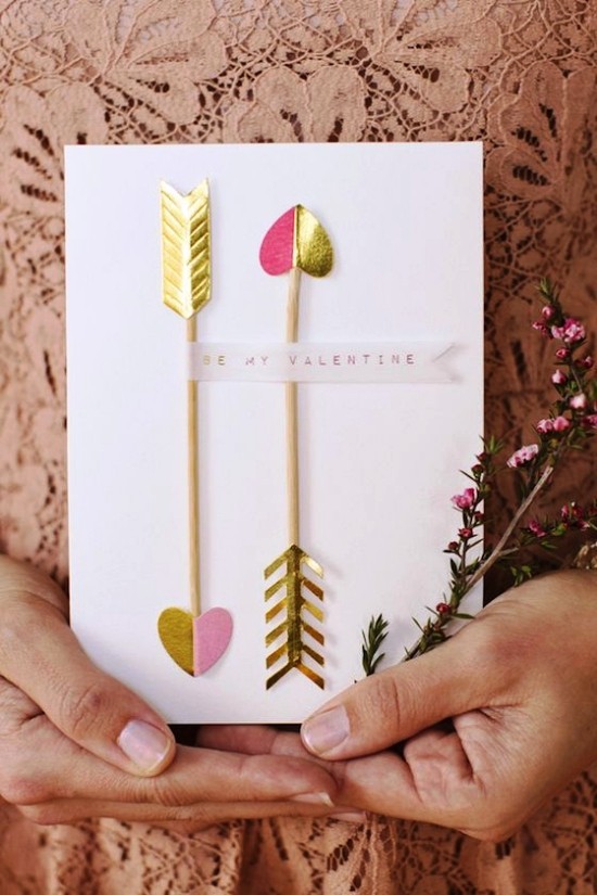 So gestalten Sie die beste Valentinskarte zum 14. Februar gold und rosa pfeile minimalistisch