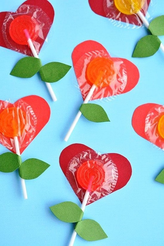 So gestalten Sie die beste Valentinskarte zum 14. Februar herzen blumen mit lutscher süß