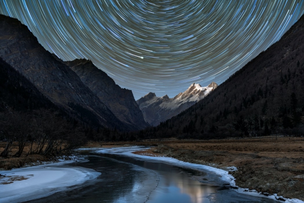 Sternenspuren und Milchstraße fotografieren wie die Profis – Tipps und Tricks gebirge landschaft fluss winter sterne