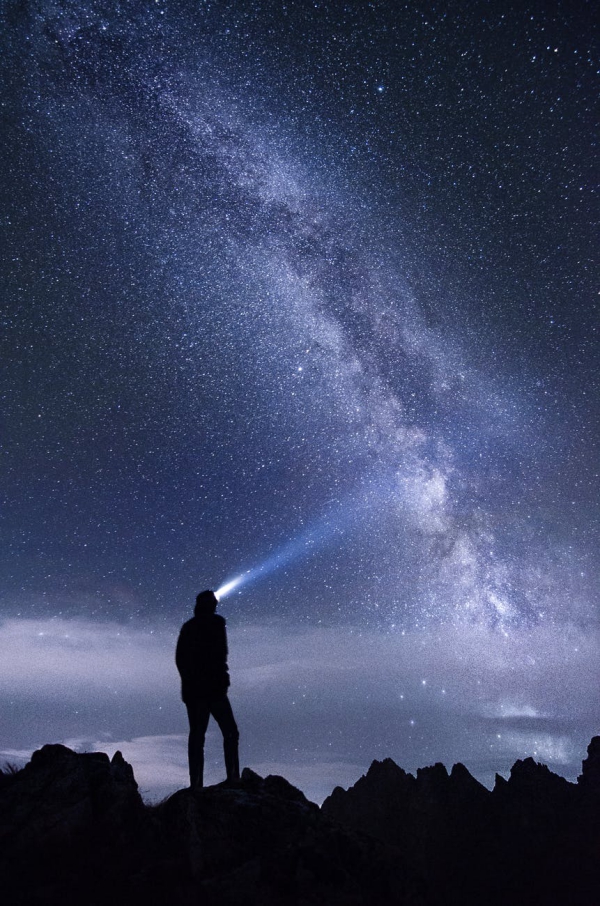 Sternenspuren und Milchstraße fotografieren wie die Profis – Tipps und Tricks klassische komposition mann licht taschenlampe