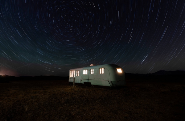 Sternenspuren und Milchstraße fotografieren wie die Profis – Tipps und Tricks landschaft camper feld usa