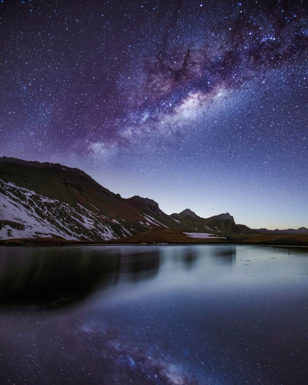 Sternenspuren und Milchstraße fotografieren wie die Profis – Tipps und Tricks lila effekt see und milchstraße