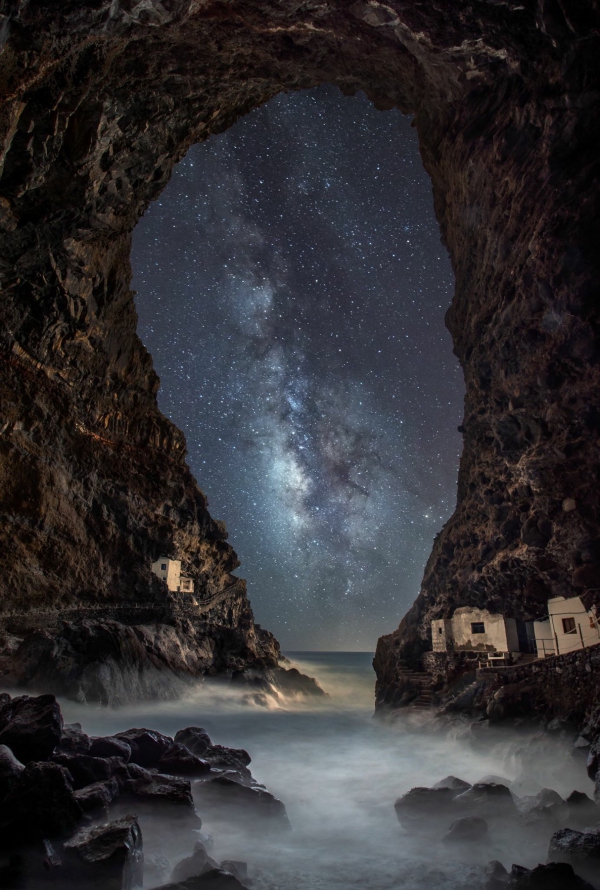 Sternenspuren und Milchstraße fotografieren wie die Profis – Tipps und Tricks milchstraße aus höhle fotografie