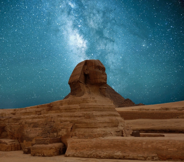 Sternenspuren und Milchstraße fotografieren wie die Profis – Tipps und Tricks sphinx statue ägypten blaues effekt