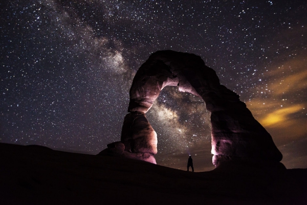 Sternenspuren und Milchstraße fotografieren wie die Profis – Tipps und Tricks stein felsen mann taschenlampe milchstraße