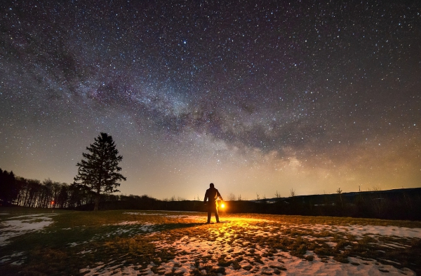 Sternenspuren und Milchstraße fotografieren wie die Profis – Tipps und Tricks winter landschaft mann mit licht milchstraße