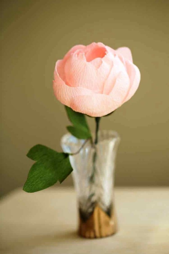 60 frische Bastelideen zum Frühling für Erwachsene rose aus krepppapier in vase