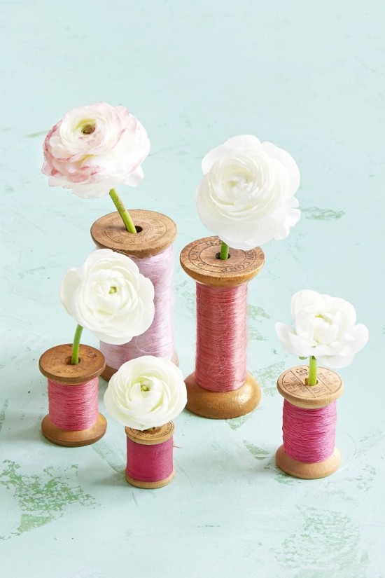 60 frische Bastelideen zum Frühling für Erwachsene winzige vasen aus garn spulen
